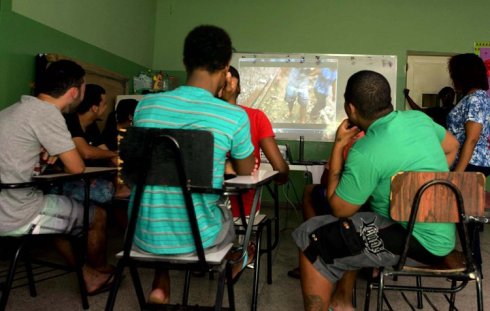 alunos-durante-as-aulas-de-cinema-do-o-projeto-socio-olhar-educacao-e-cinema.JPG.750x541_q85_upscale